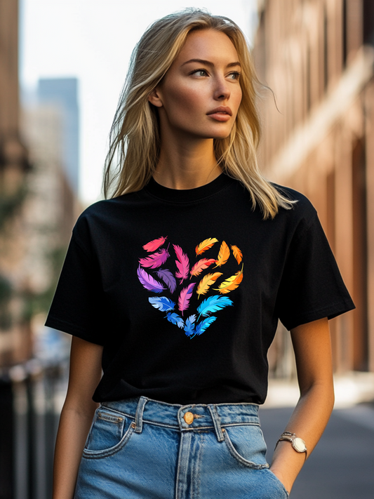 Frontansicht eines Tshirt fuer Frauen mit einem Huebschen Herz aus Federn darauf