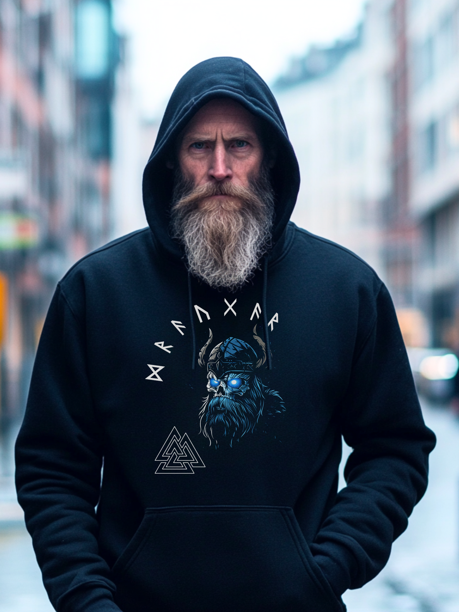 Frontansicht eines Wikinger Hoodie mit abgebildetem Draugar mit norischer Schrift und Runen