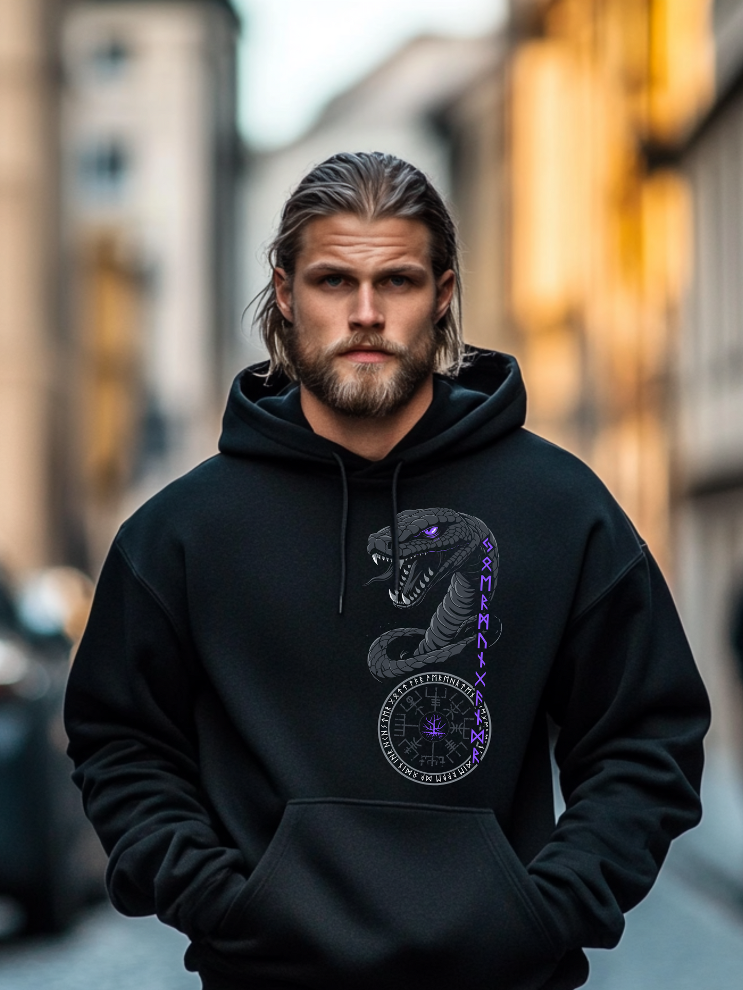Frontansicht eines Wikinger Hoodie mit abgebildetem Midgardschlange mit norischer Schrift und Runen
