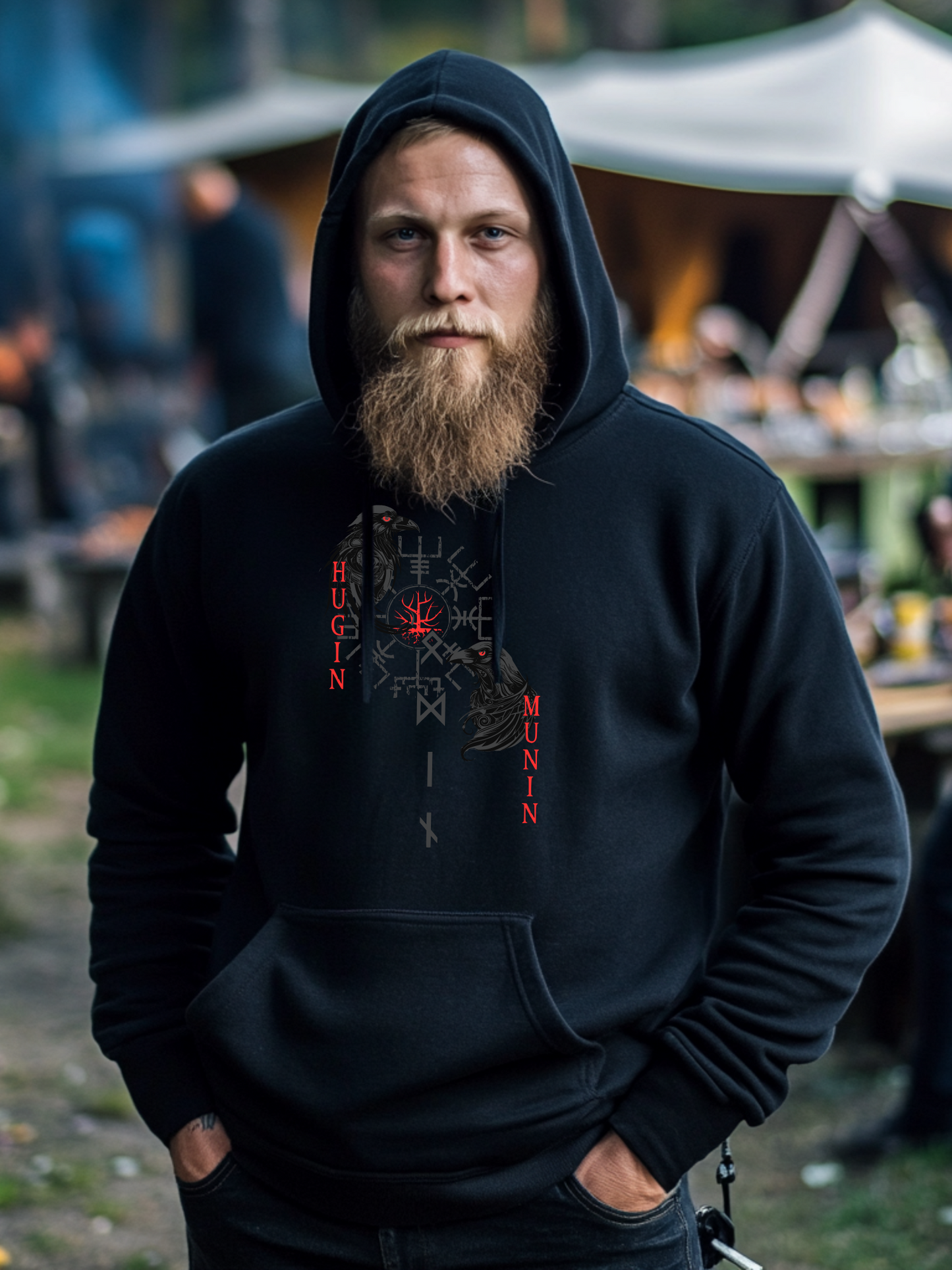 Frontansicht eines Wikinger Hoodie mit abgebildeten Raben Hugin und Munin mit norischer Schrift und Runen