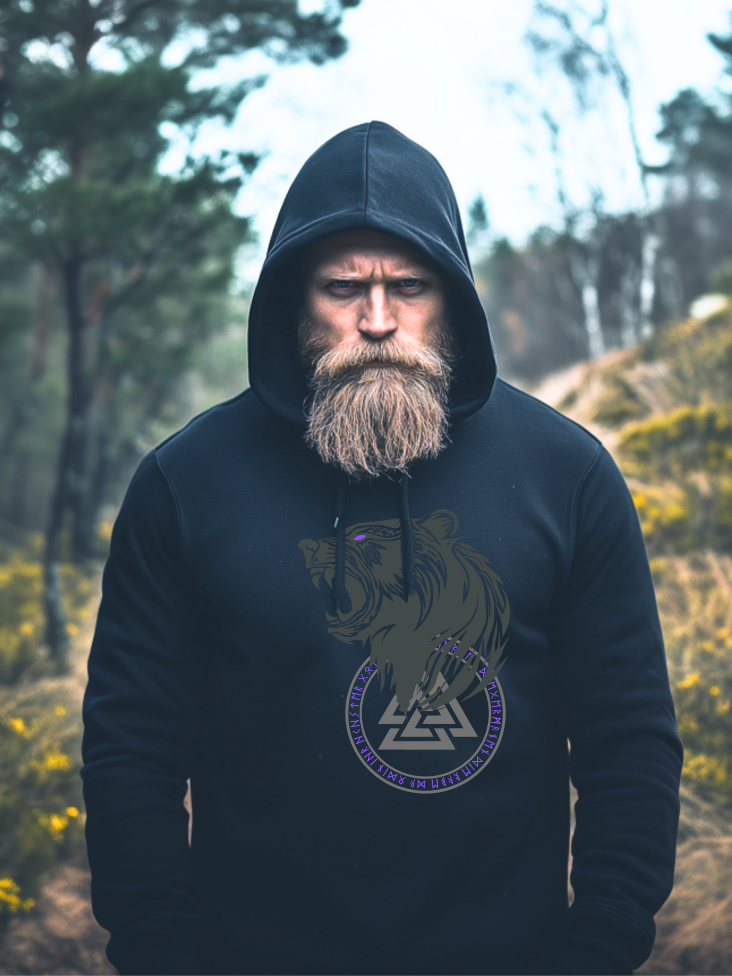 Frontansicht eines Wikinger Hoodie mit abgebildetem brüllendem Baer mit norischer Schrift und Runen