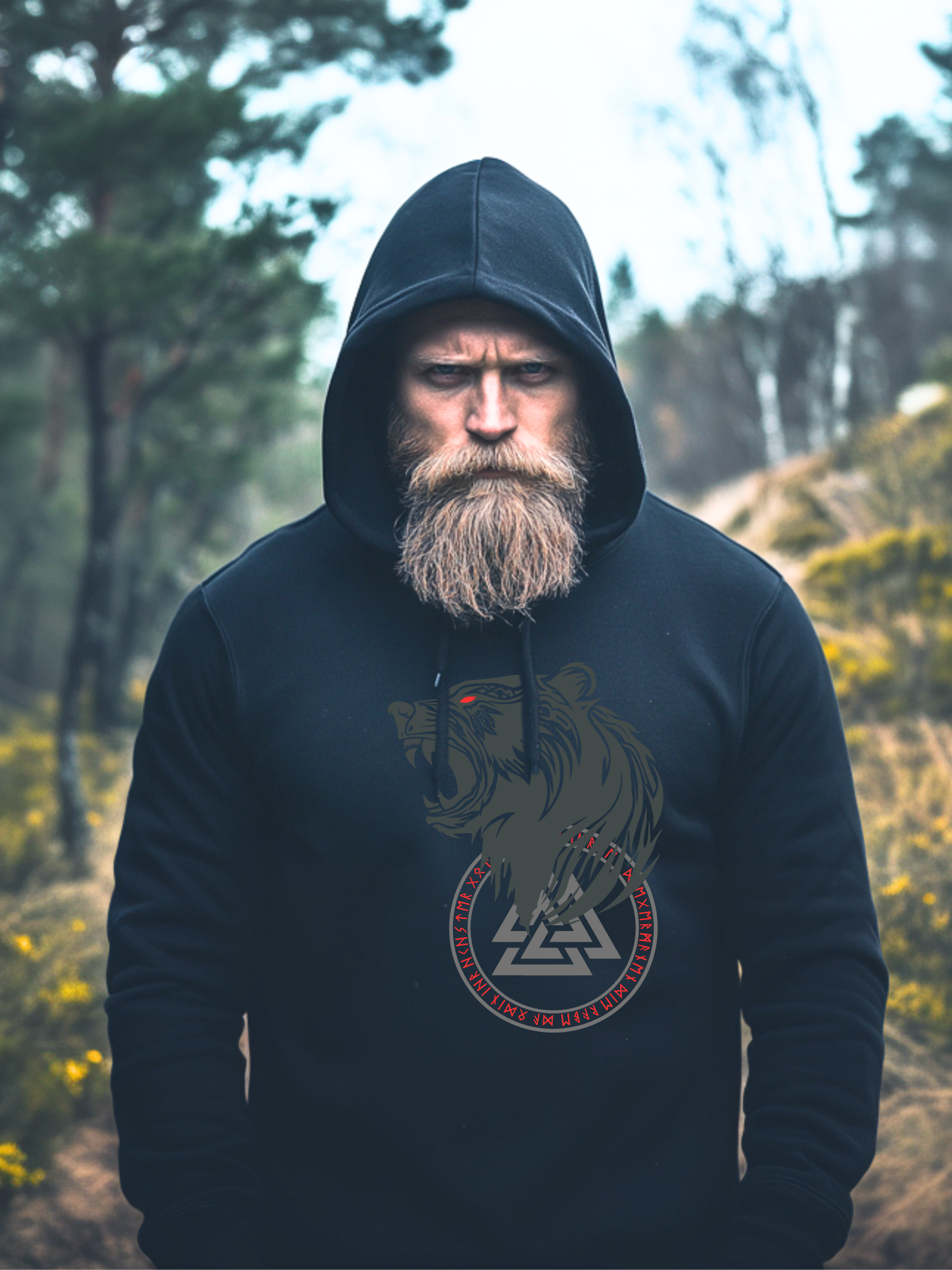 Frontansicht eines Wikinger Hoodie mit abgebildetem bruellendem Baer mit norischer Schrift und Runen