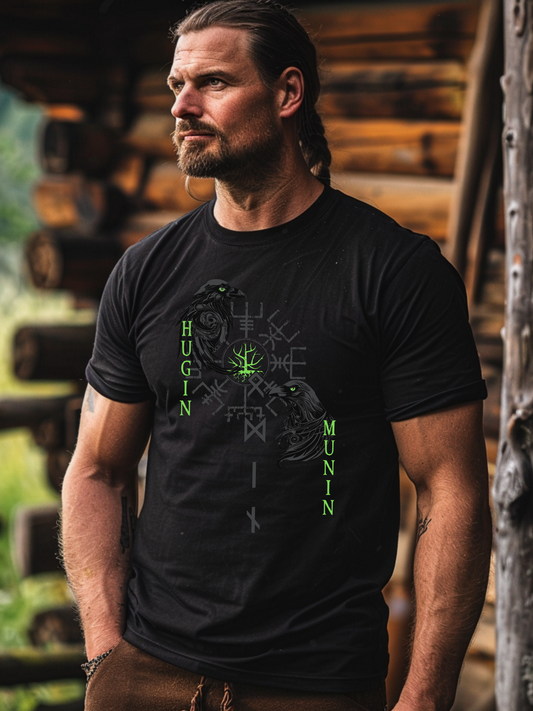 Frontansicht eines Wikinger T-Shirts mit Odins Raben, nordischen Runen und Schrift
