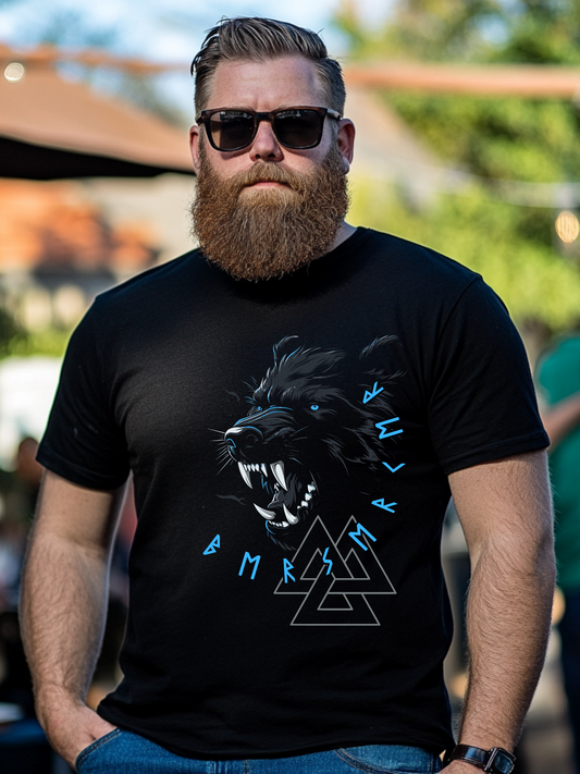 Frontansicht eines Wikinger T-Shirts mit  wildem Baer, nordischen Runen und Schrift